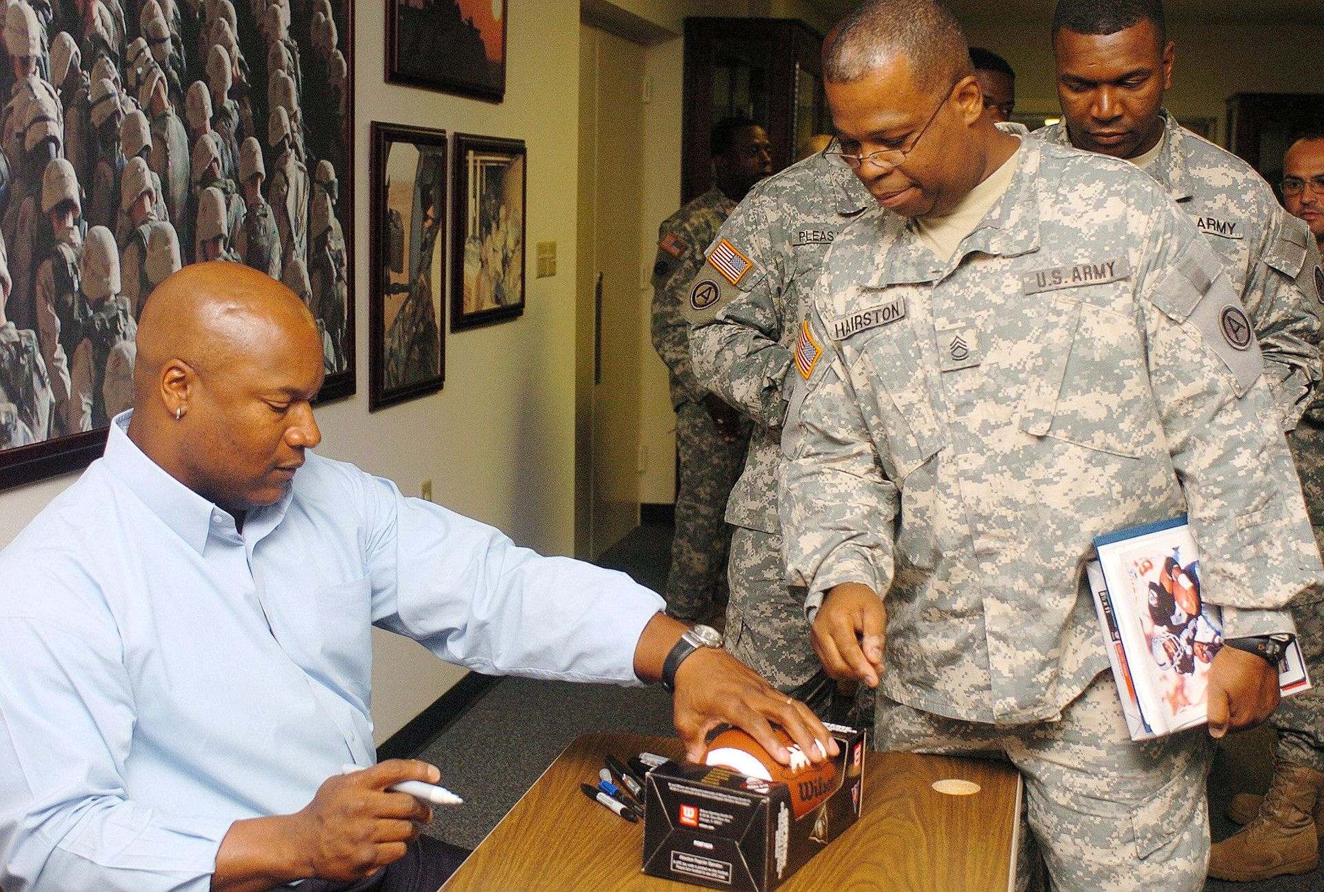 Bo Jackson signing autographs for American soldiers in September 2007