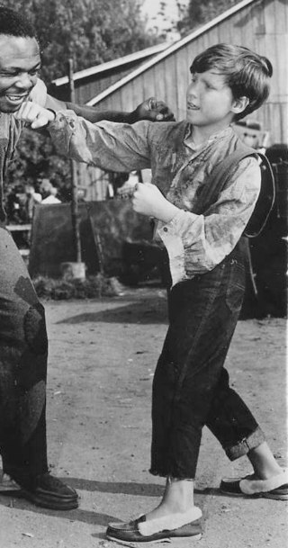 Boxer Archie Moore & Eddie Hodges star in Huckleberry Finn 1960