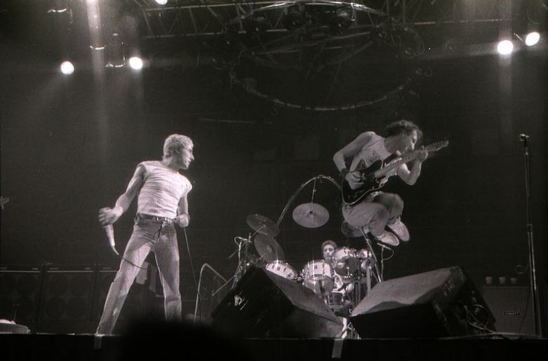 Изображение, на котором Пит Таунсенд прыгает в воздух на концерте.