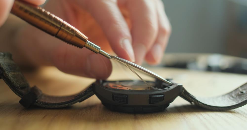 Removing the back case of a watch
