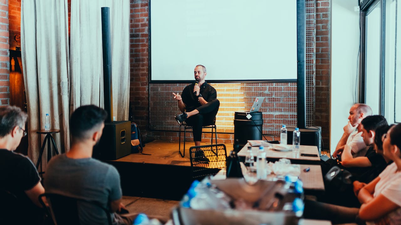 6 Steps To Hiring A Motivational Speaker For Your Company