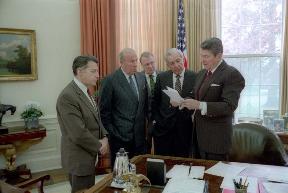 President Ronald Reagan meets with aides on Iran-Contra, 11/25/1986