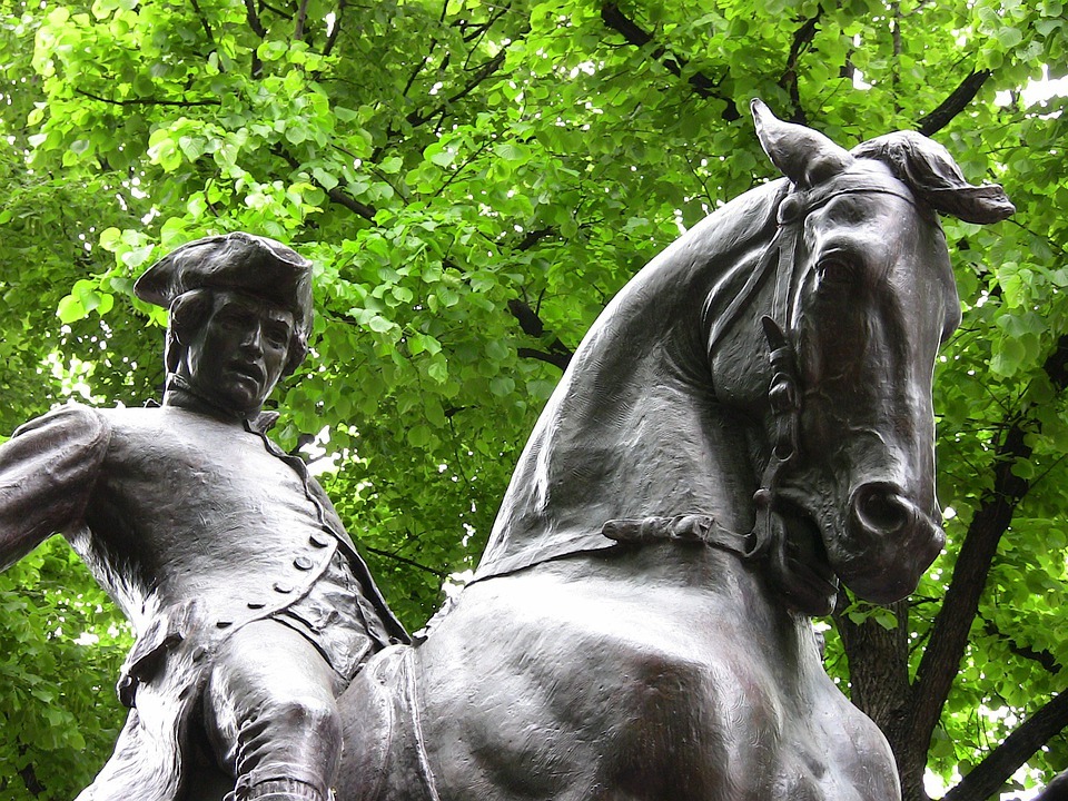 A statue of Paul Revere in a horse