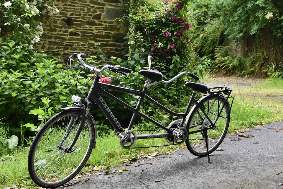 What You Need to Know About Tandem Bikes and Trailer Bikes