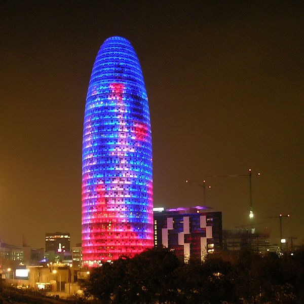 The Torre Glòries lit up at night time