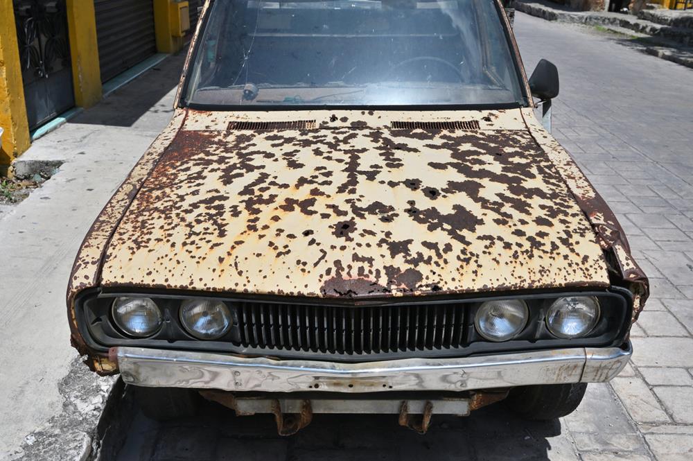 An old rusty car