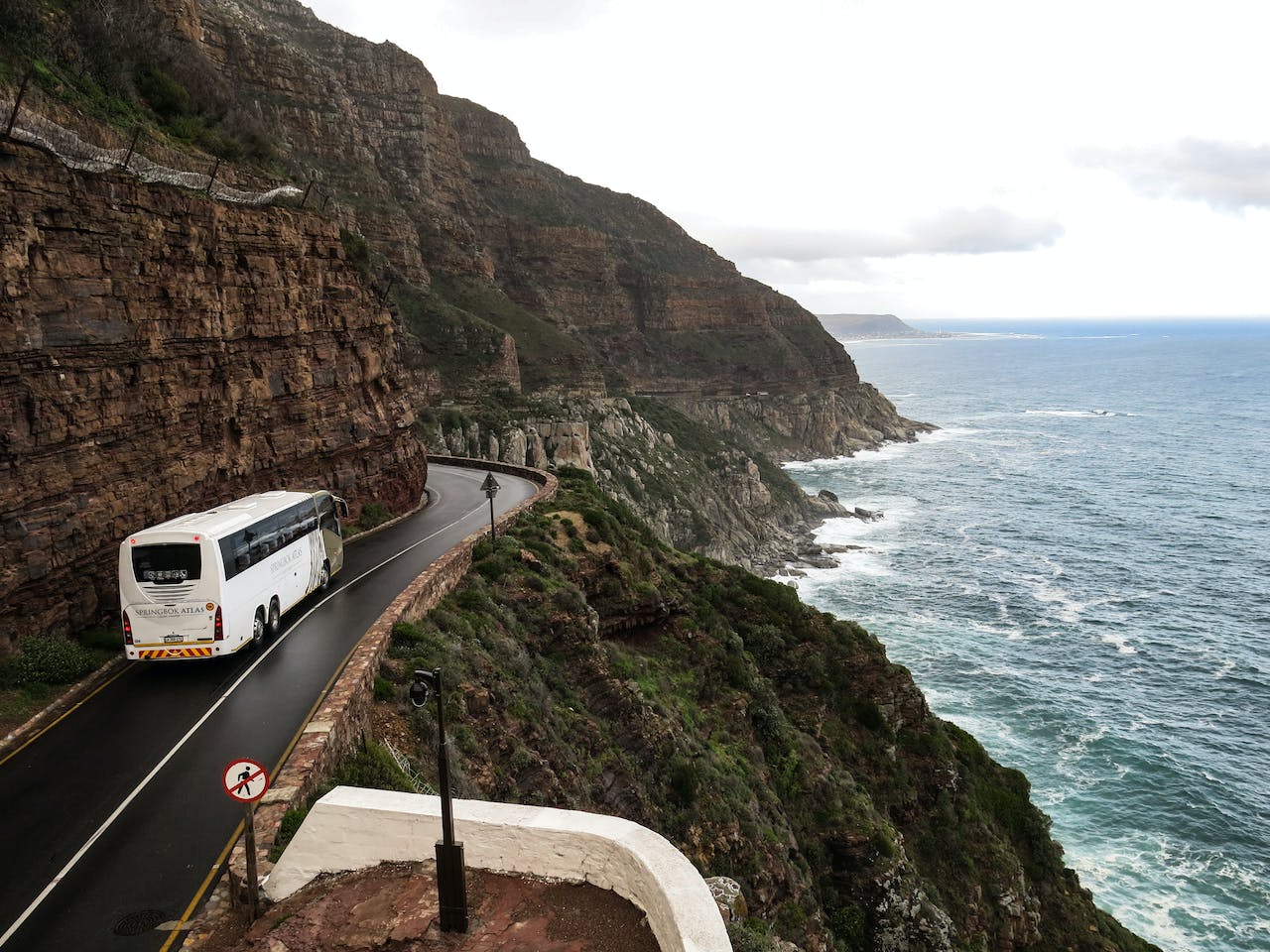 The top 4 benefits to renting a charter bus for travel