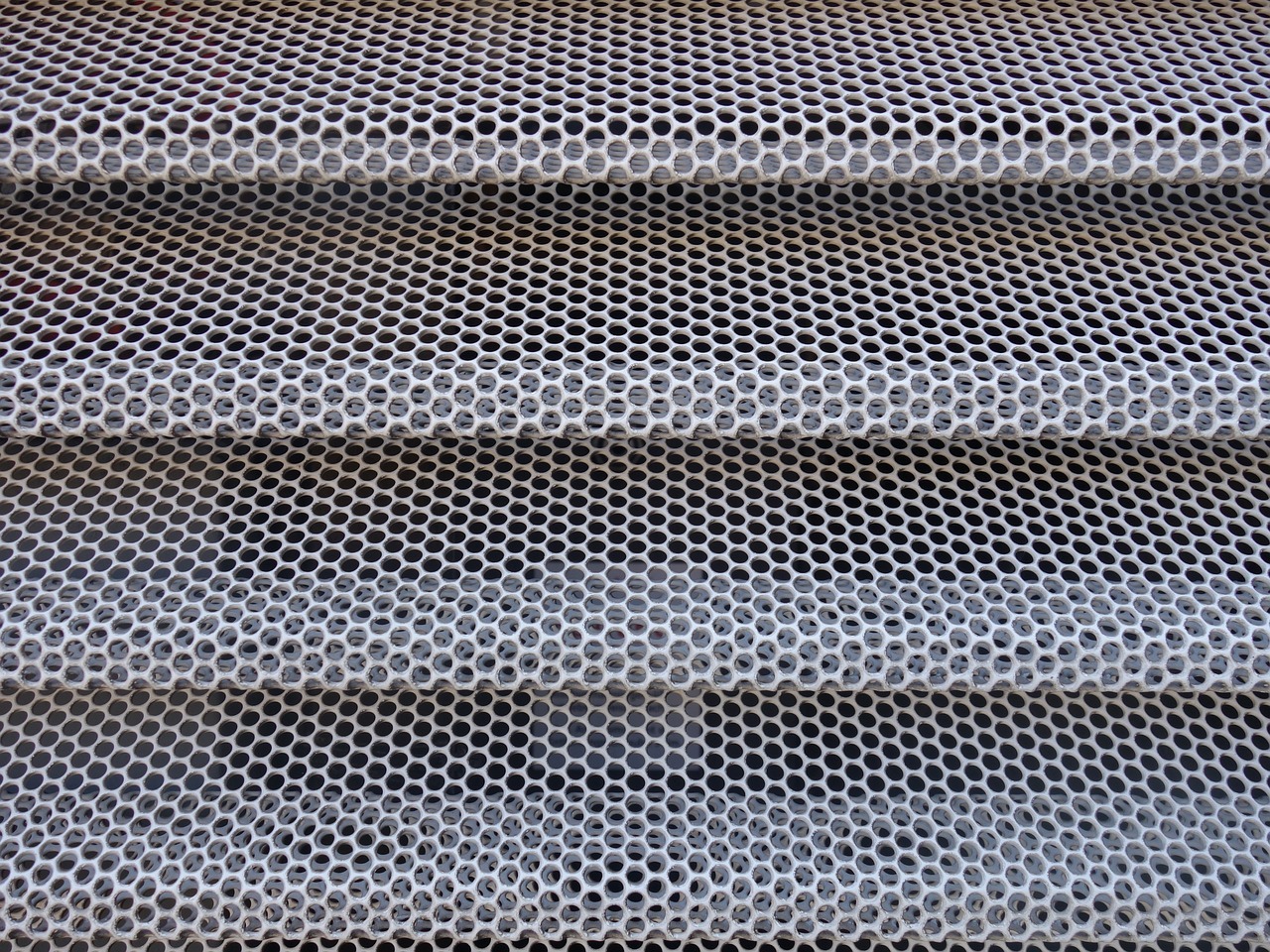 5 Uses of Perforated Metal in Construction and Home Building