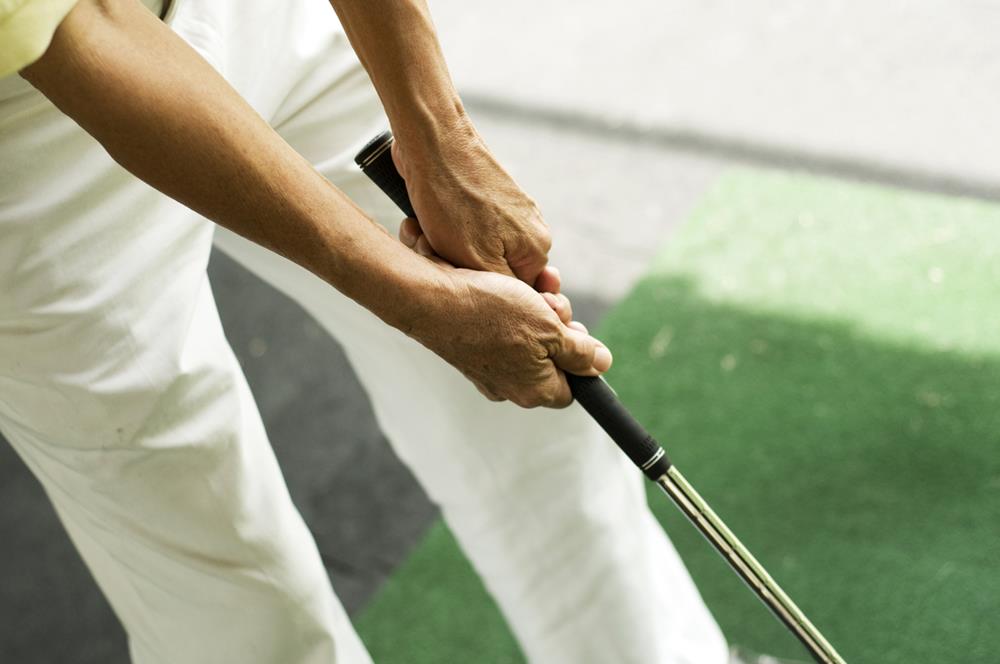 Man showing the proper way to grip a golf club