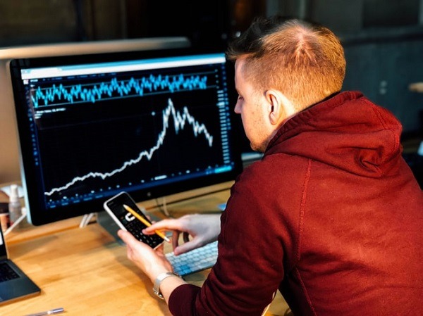 man studying a graph on Forex trading