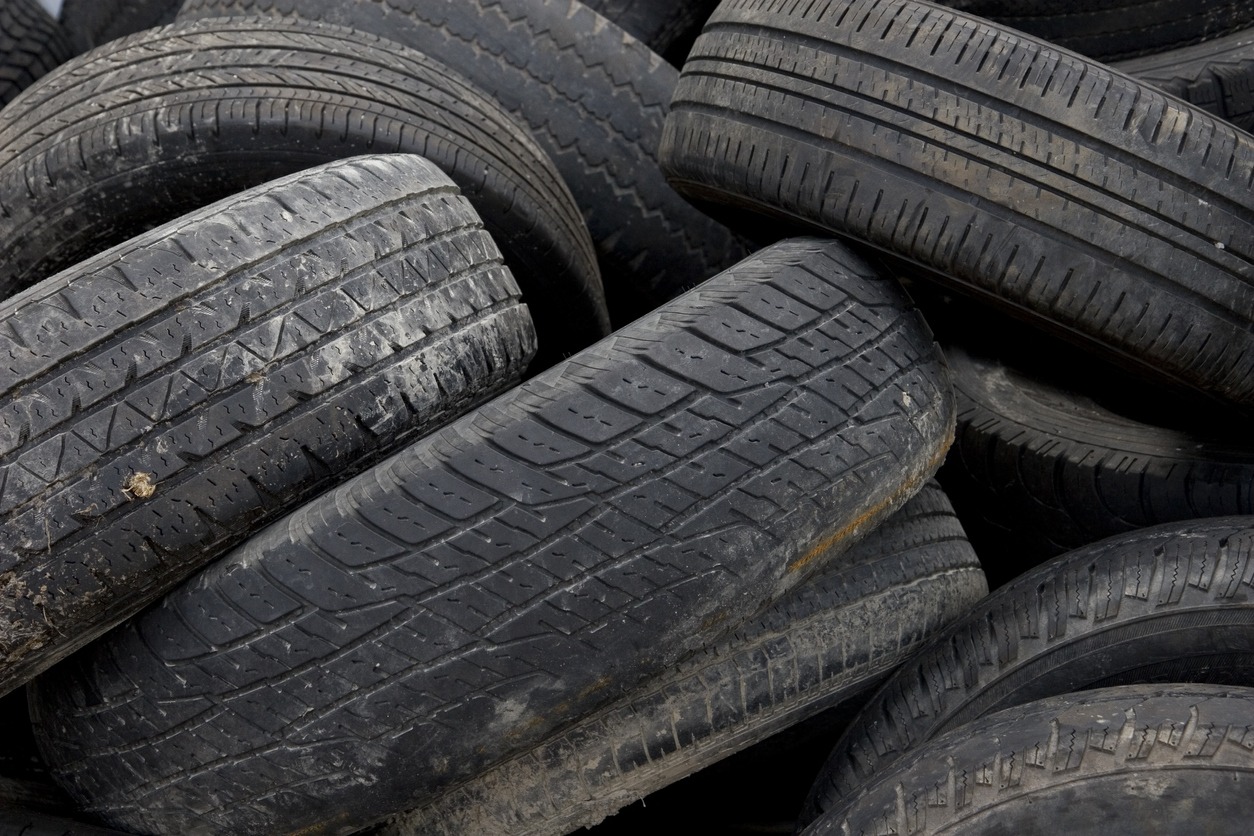 Used tires lie in a pile