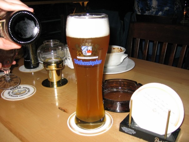 пиво в высоком стакане