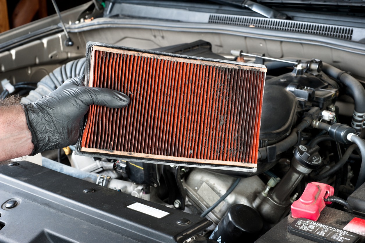 Removing a dirty car air filter