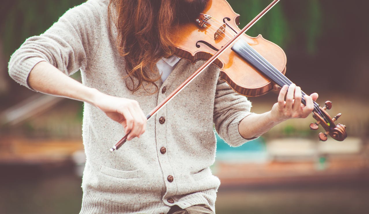 женщина, играющая на скрипке