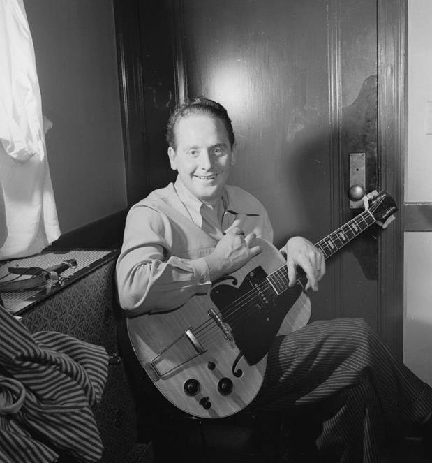 A photo of Les Paul in 1947