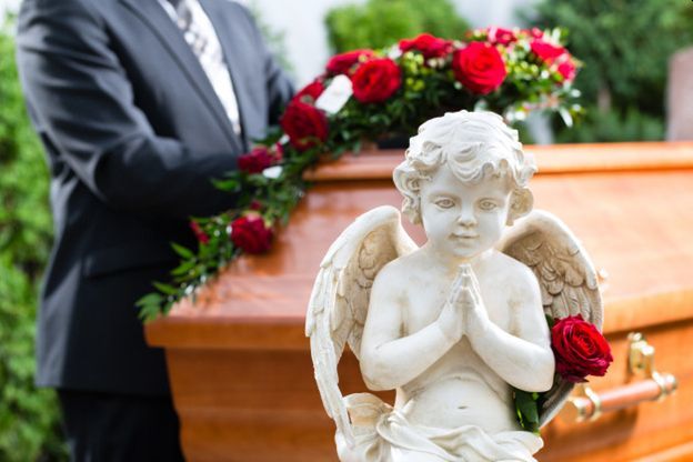 How Can a Funeral Program Maker Help You?