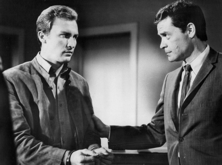 Roy Thinnes as David Vincent alongside a minor character played by Lee Farr