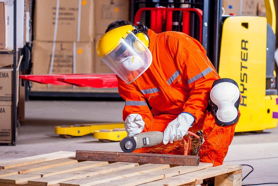 Safety precautions to keep in mind while using an angle grinder