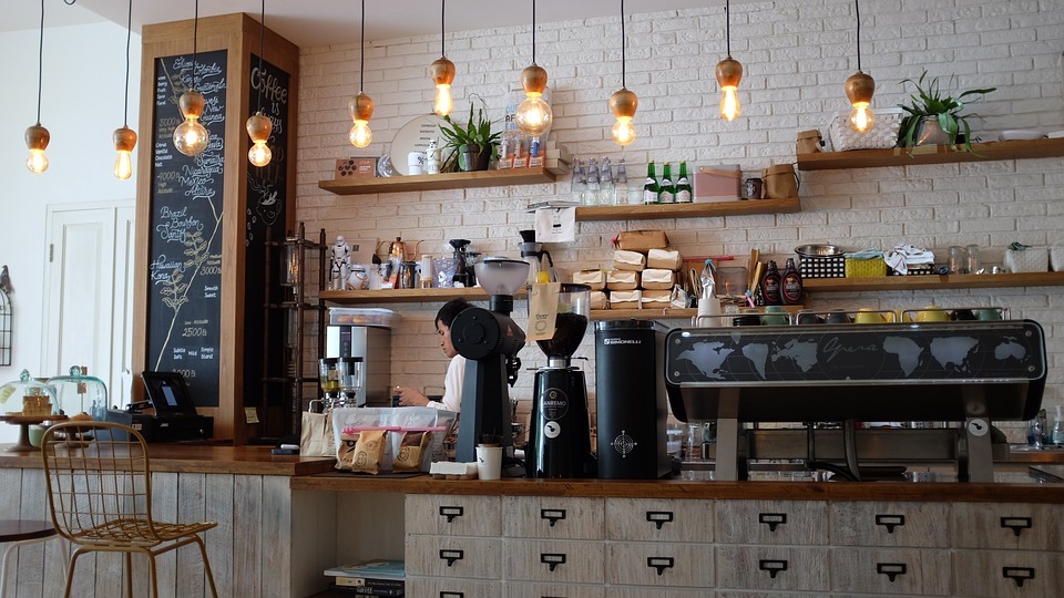 What are the factors that customers keep in mind when choosing a café