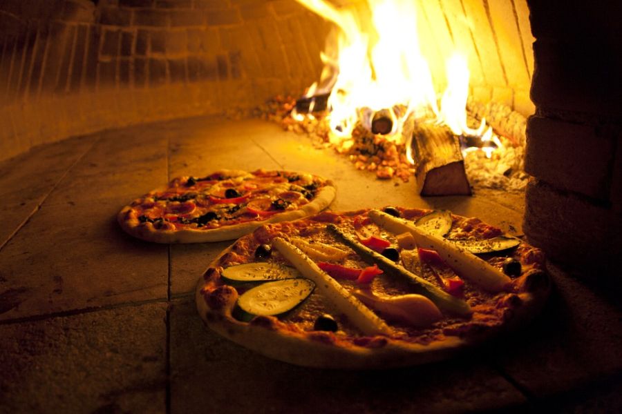 Making the perfect pizza with an outdoor pizza oven