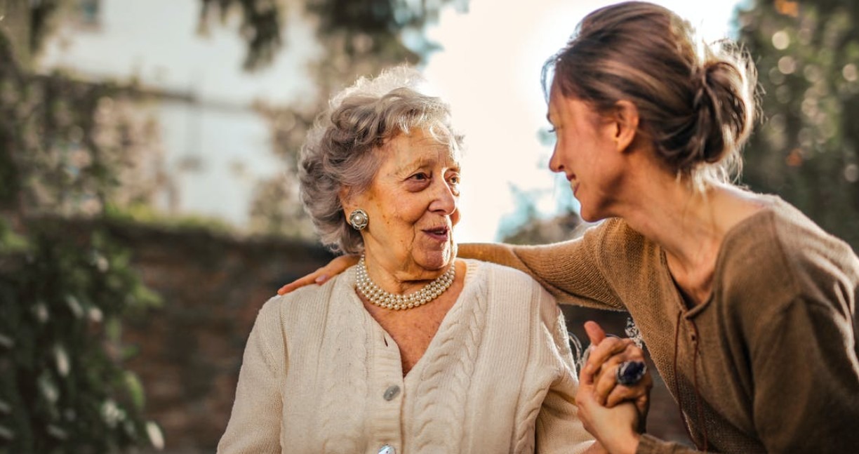 7 Signs It’s Time for Hiring a Professional Caregiver for Aging Parents