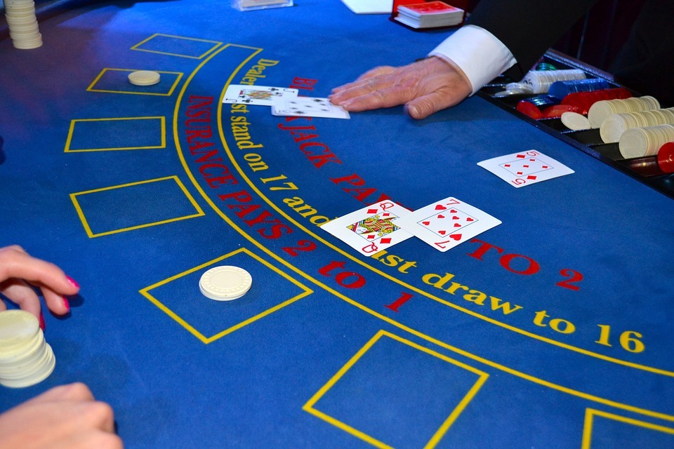 Differences Between Online Blackjack and Land-Based Casino Blackjack