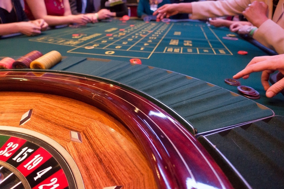 casino players playing roulette