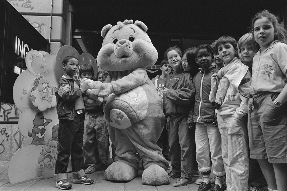 100,000th visitor to film "Care Bears" receives a gift, Amsterdam, 1986