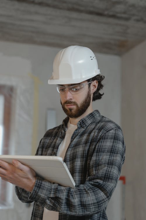 The 7 Key Benefits of Hiring Professional Contractors