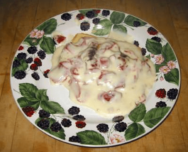 тарелка рубленой говядины со сливками на тосте