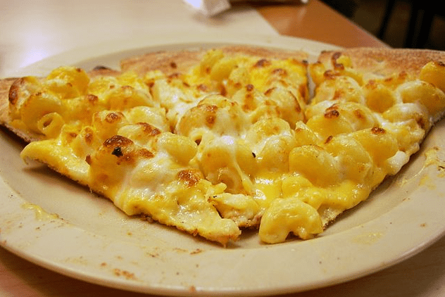 a plate of macaroni and cheese pizza
