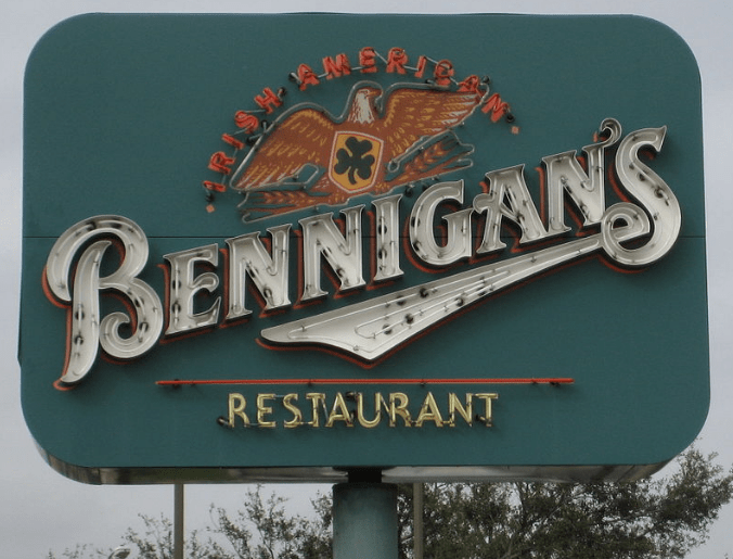 Image of a Bennigan's sign board featuring the old logo, before the November 2010 revamp of the brand.