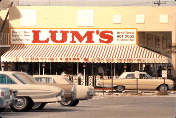 Image of the lum’s hotdog restaurant in Florida.