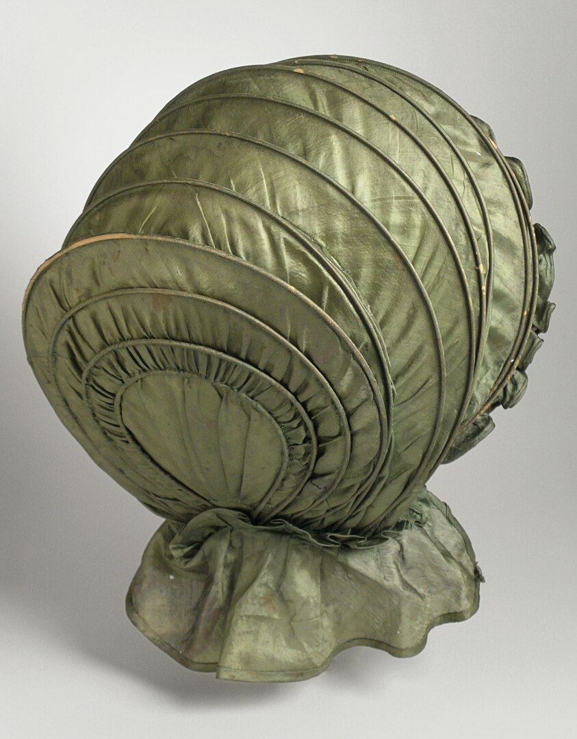 a bonnet in 1825