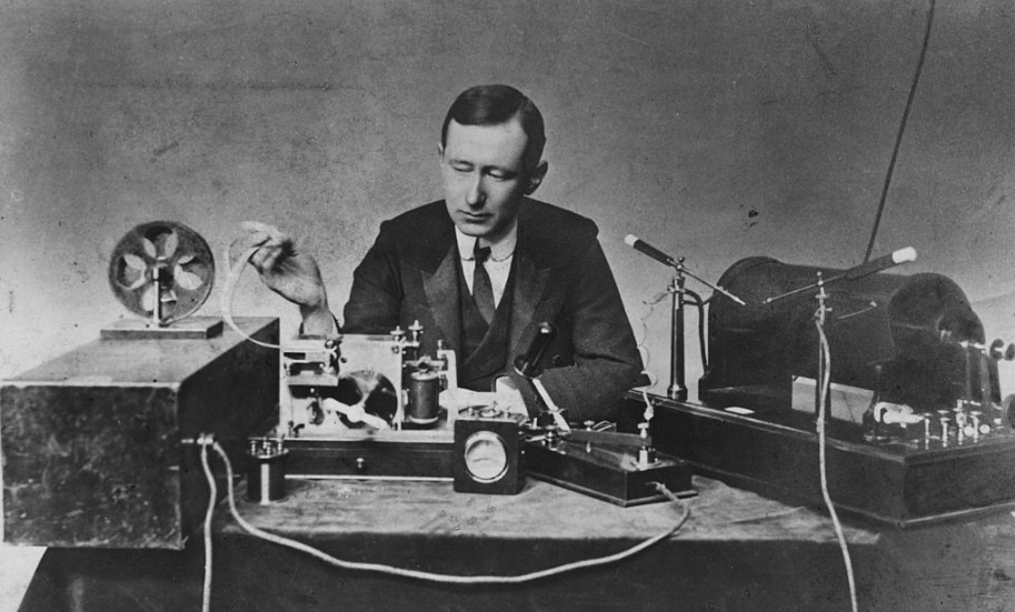 Guglielmo_Marconi_1901_wireless_signal