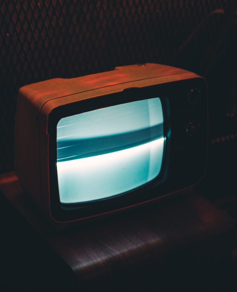 An old tv showing a gray screen image