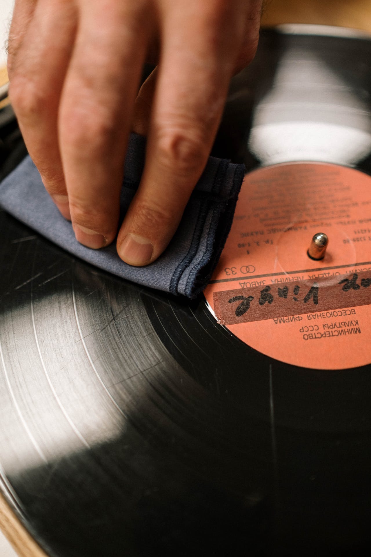 cleaning vinyl record