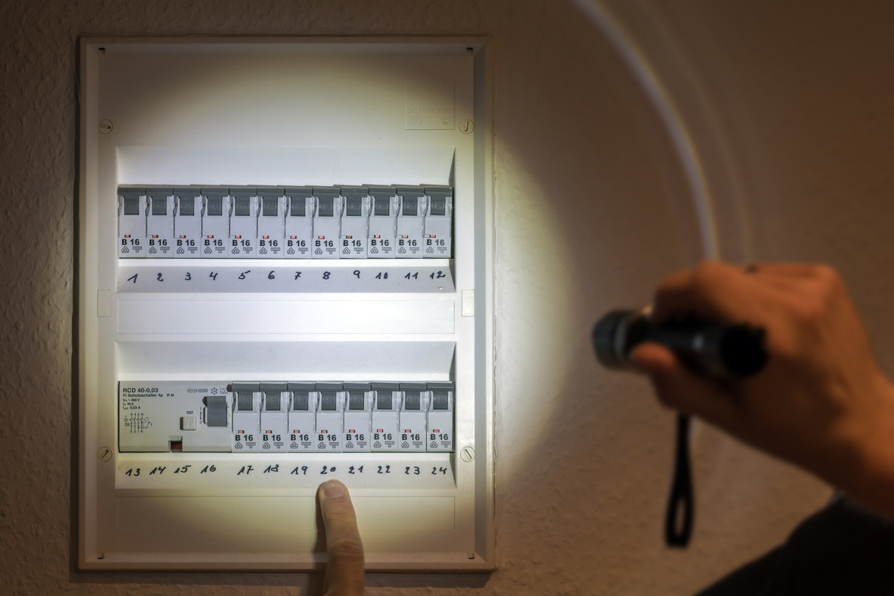 Fuse box illuminated with a flashlight in case of power failure