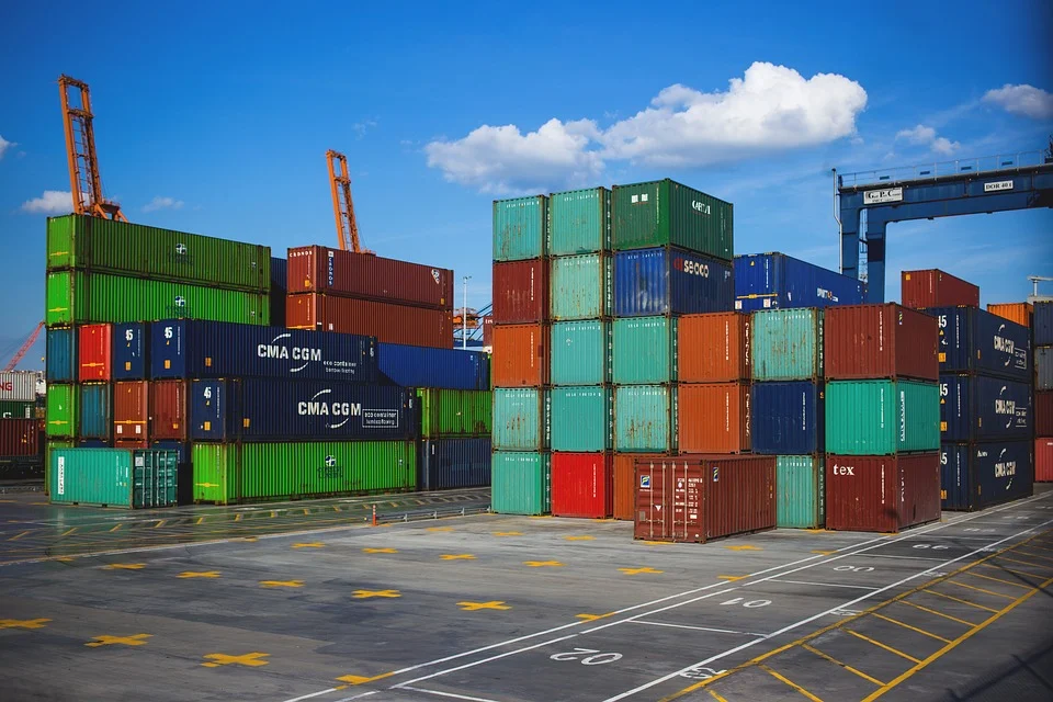 The Top 5 Benefits of Using a Container Unloading Service