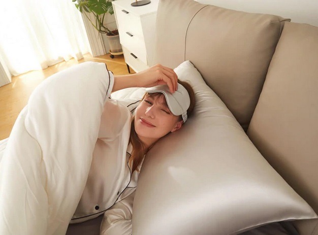 How do silk pillowcases benefit your skin and hair while you sleep