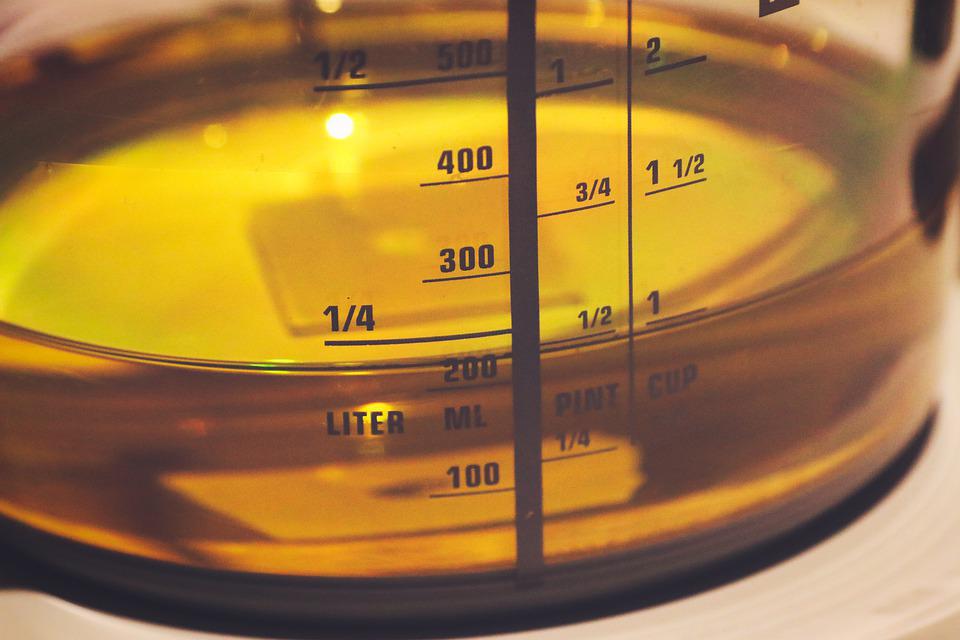 measuring oil using a measuring cup