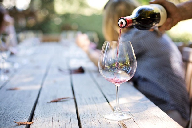 How to Distinguish Cheap from Expensive Wine [Experts Guide]