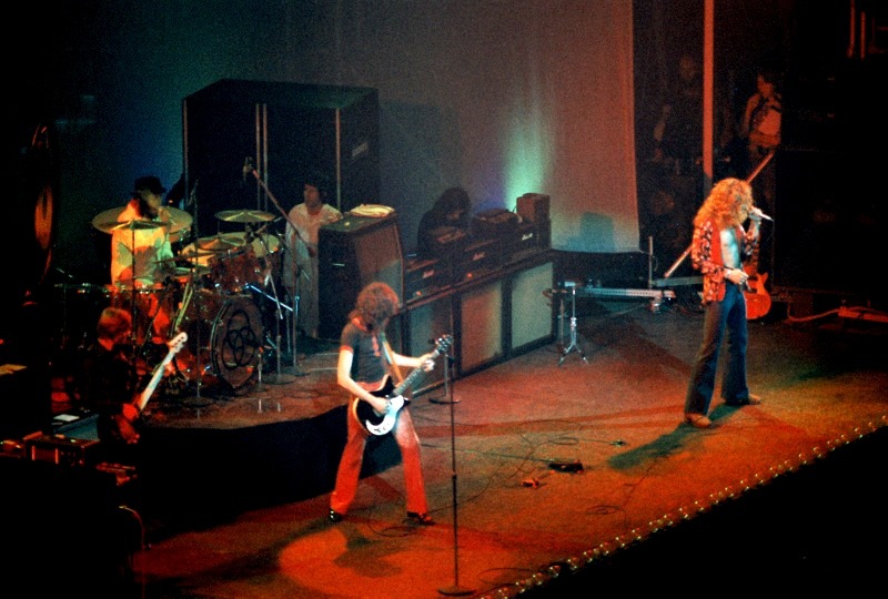 Фотография выступления группы на Чикагском стадионе в январе 1975 года.