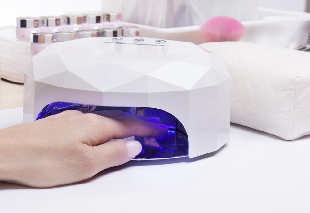 Drying nails with gel polish in a UV lamp