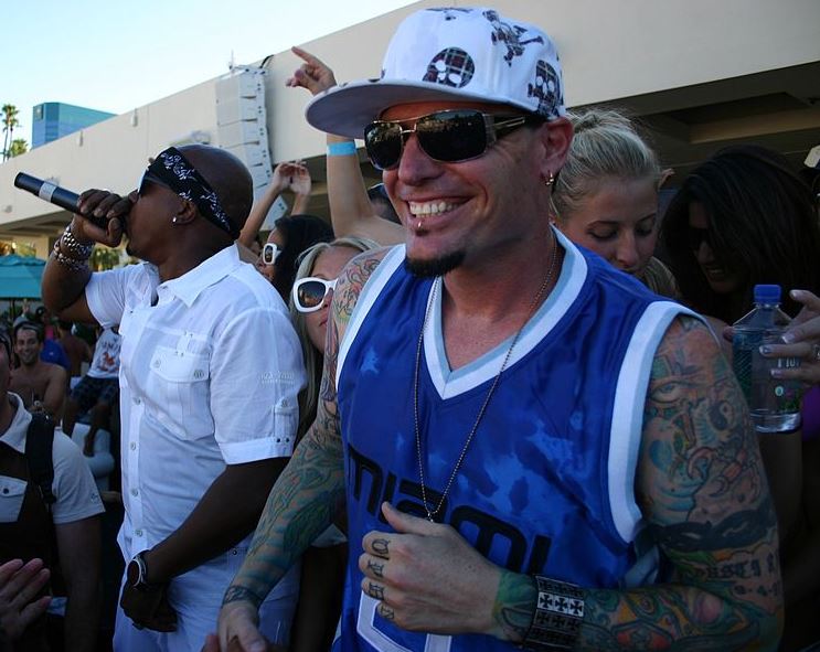MC Hammer performing with Vanilla Ice in July 2009