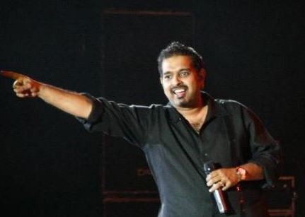 Mahadevan performing in 2009