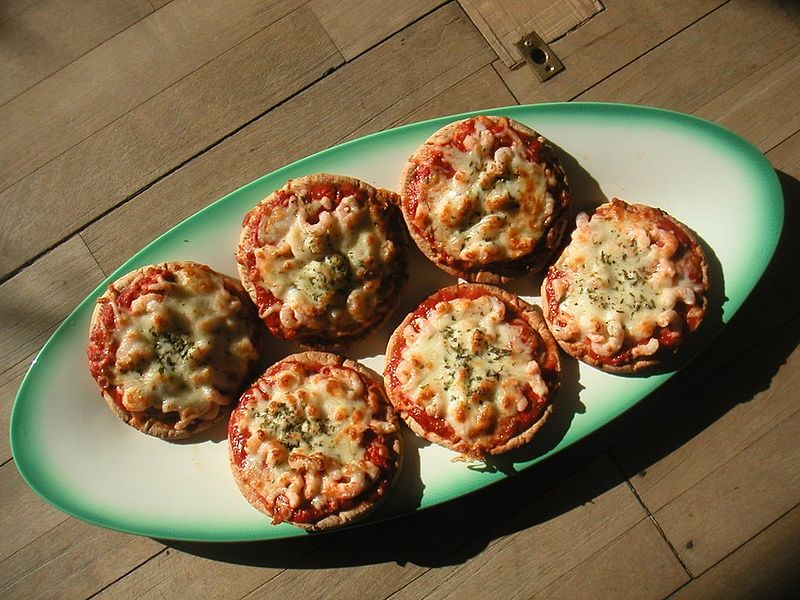 Pizza bagels with cheese