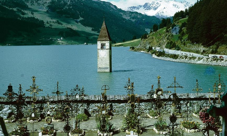 Graun Church, single bell tower, lake