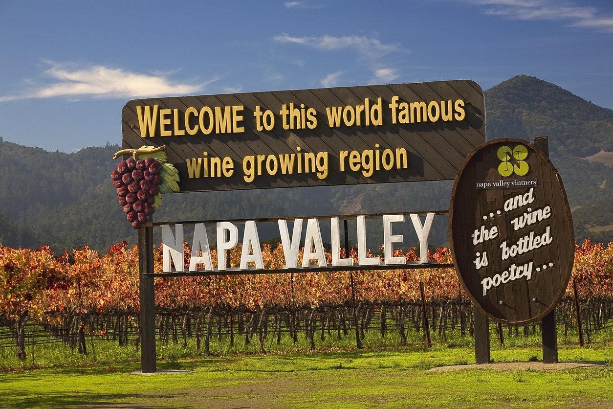 an entrance sign to Napa Valley