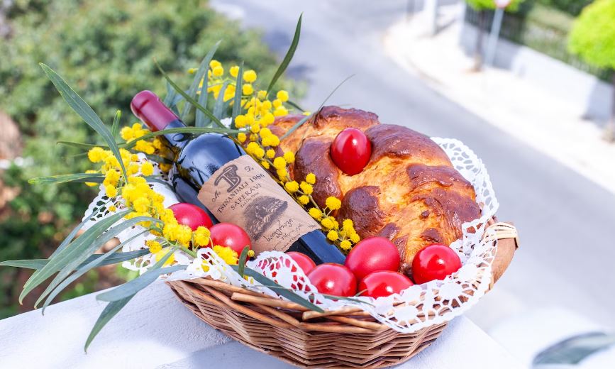 Wine, Gift Basket, Red Wine, Georgian Wine, Saperavi, Bottle, Bread, Basket, Drink, Beverage, Bottle, Human, Food, Meal